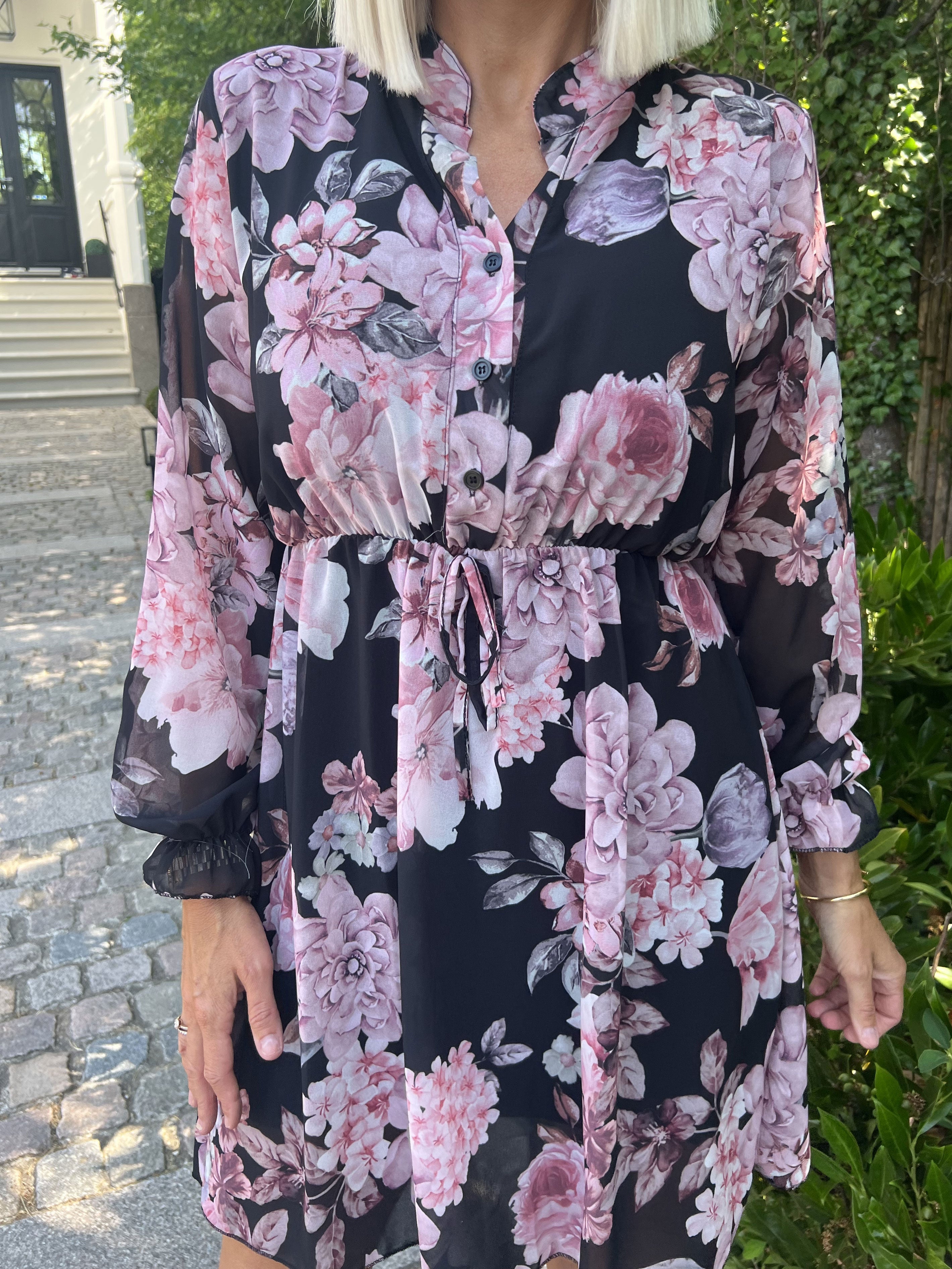Caramella - Söt sommarklänning i chiffong med blommönster